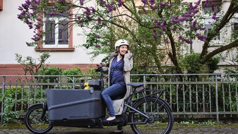 JobRadlerin mit Lastenrad | Fachhandel Werkzeugkasten