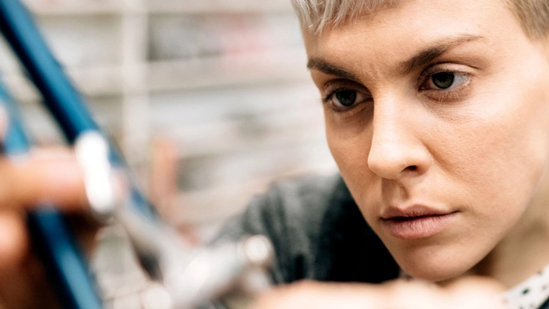 Fahrradmechanikerin an der Arbeit Fahrradmechanikerin an der Arbeit