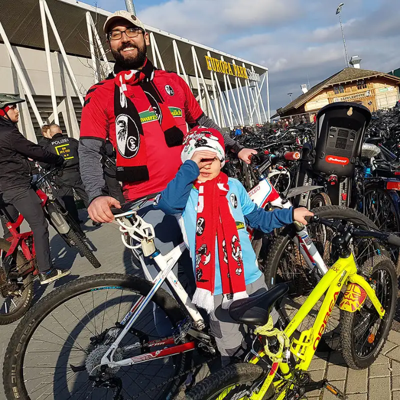 Fahrradfans Andreas und Ilay radeln zum SCF