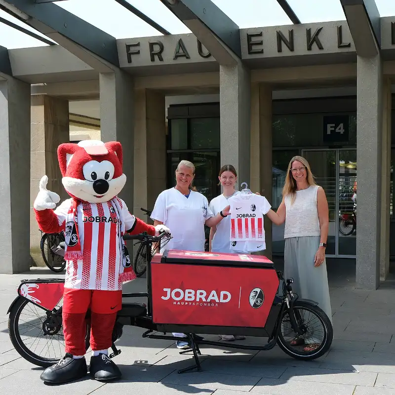 Das Füchsle und Sandra Prediger überreichen SC-Trikots an Mitarbeiterinnen der Frauenklinik Das Füchsle und Sandra Prediger überreichen SC-Trikots an Mitarbeiterinnen der Frauenklinik