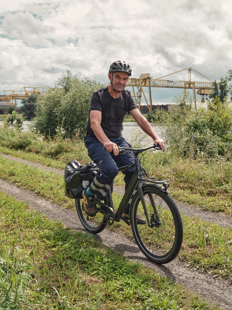 Arbeiter fährt auf JobRad zur Arbeit durchs Grüne Arbeiter fährt auf JobRad zur Arbeit durchs Grüne
