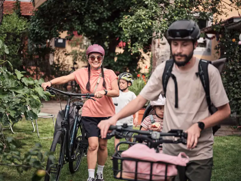 Famile mit Kindern und Fahrrädern im Grünen Famile mit Kindern und Fahrrädern im Grünen