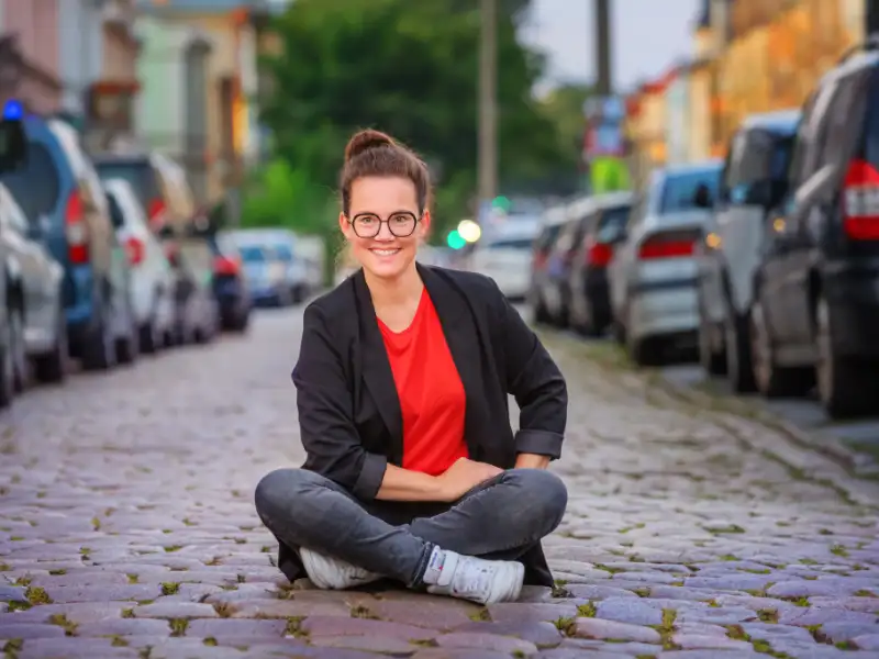 Fahrradheldin Katja Diehl sitzt auf Straße