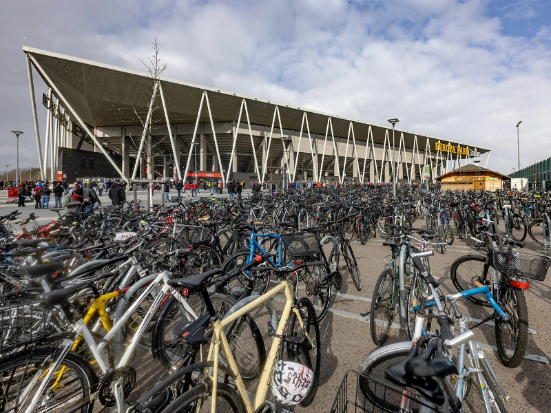 Fahrradstellplätze vor dem Europa-Park Stadion in Freiburg, die am Spieltag voll belegt sind. Fahrradstellplätze vor dem Europa-Park Stadion in Freiburg, die am Spieltag voll belegt sind.