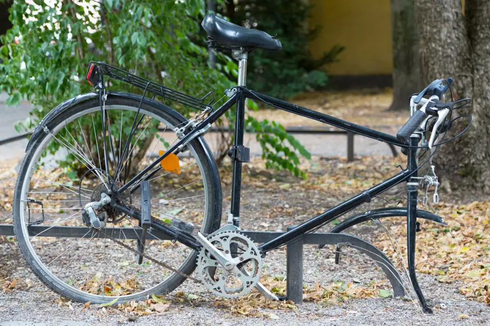 kaputtes Fahrrad ohne Vorderrad und mit plattem Hinterreifen