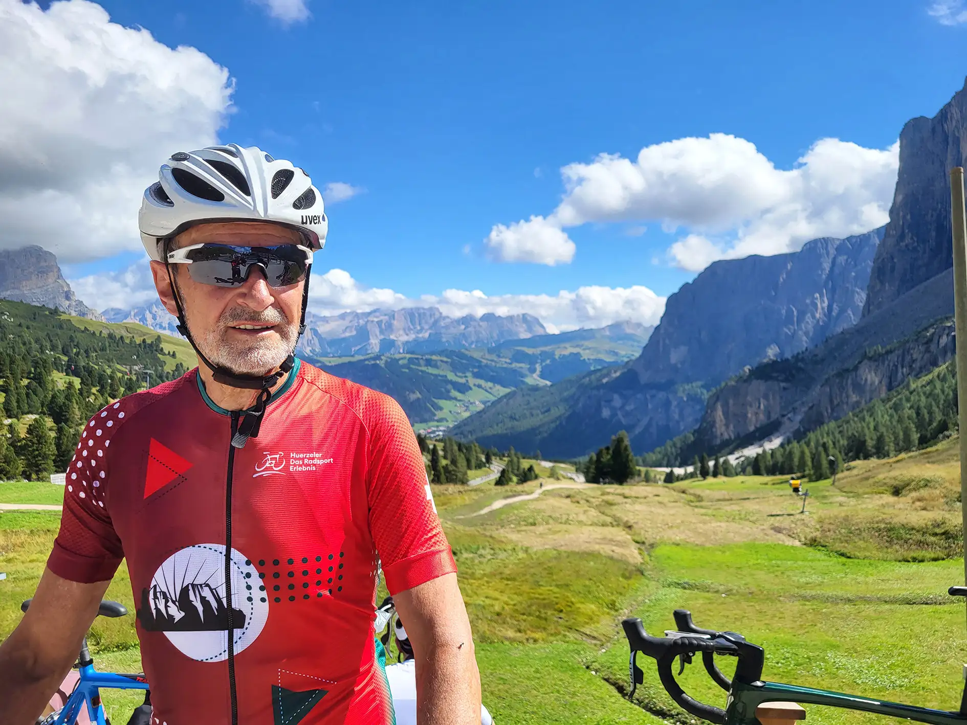 Herbert Lauble, Geschäftsleiter bei CasaVitale, an einem sonnigen Tag, mit seinem Fahrrad auf Radtour in den Alpen vor einer herrlich malerischen Berglandschaft. Herbert Lauble, Geschäftsleiter bei CasaVitale, an einem sonnigen Tag, mit seinem Fahrrad auf Radtour in den Alpen vor einer herrlich malerischen Berglandschaft.